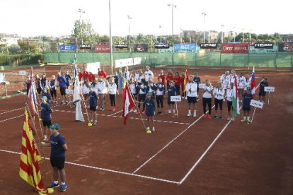 Els vuit equips participants en el torneig es van presentar després de la primera jornada al CT Urgell.