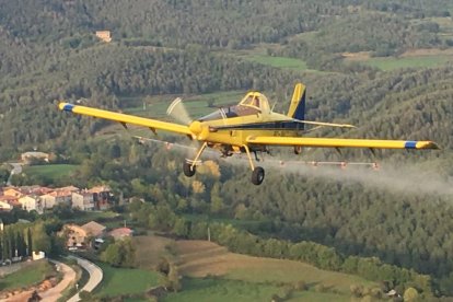 Una avioneta fumigando en la comarca del Solsonès. 