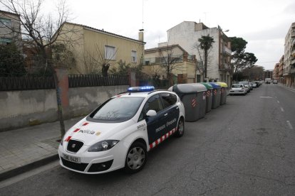 Un cotxe dels Mossos davant la casa afectada.