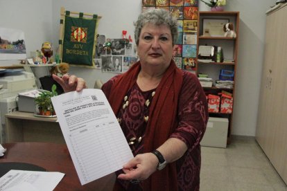 La presidenta vecinal, con una hoja para firmas. 