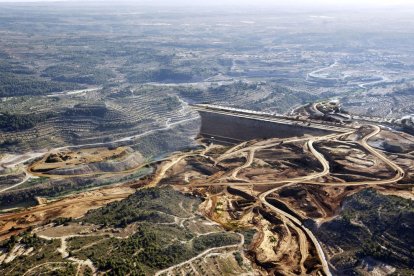 La presa de l’Albagés, amb un 90% de l’altura total ja aixecada, contindrà les aigües del riu Set i del Segarra-Garrigues.