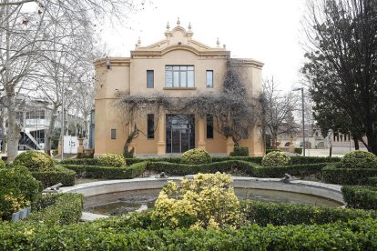 Vista de l’edifici del xalet modernista dels Camps Elisis.