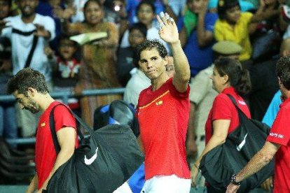 Rafa Nadal saluda després de sumar, al costat de Marc López, el tercer punt per a l’equip espanyol.