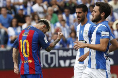 Leo Messi celebra un dels dos gols que va anotar ahir i que van servir per tombar un Leganés que va pressionar l’equip blaugrana des del xiulet inicial.