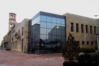 El nuevo ayuntamiento de Torre-serona y la plaza semipeatonal.