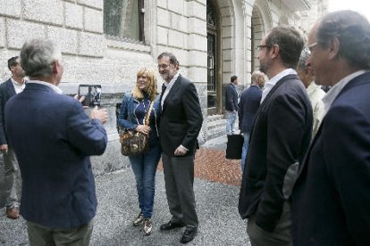 Rajoy es fotografia amb una ciutadana de Bilbao, en la visita ahir a la ciutat basca.