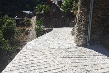 El camí pavimentat habilitat per a la circulació de cotxes.