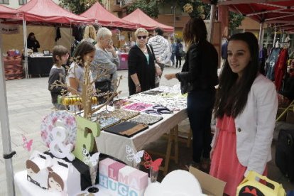 Artesans van participar en el Mercat de les Idees, a Cervantes.