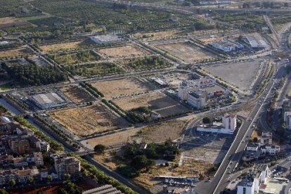 Vista aèria de Copa d’Or, zona on proliferen mitjanes superfícies comercials.