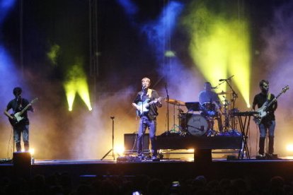 Un moment de l’actuació de Manel, ahir a la nit, a la fàbrica de San Miguel de Lleida.