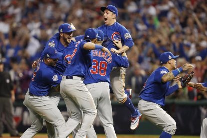 Jugadores de los Chicago Cubs celebran su título.