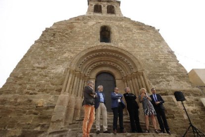 Un moment de la inauguració oficial ahir de la restauració de la portalada, amb el bisbe de Lleida i autoritats.