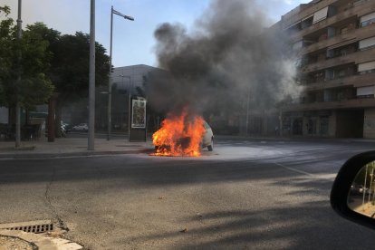 Un foc per una avaria destrueix un cotxe a Balàfia