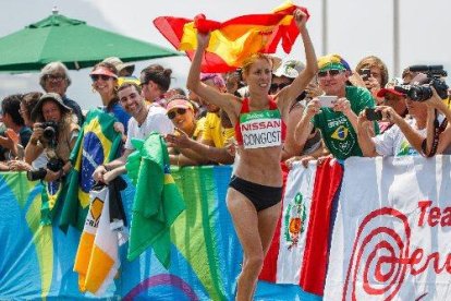 La barcelonina Elena Congost va celebrar l’or amb la bandera d’Espanya abans de creuar la meta.