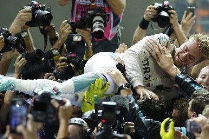 L’alemany Nico Rosberg celebra el triomf a Singapur, amb el qual recupera el lideratge del Mundial al ser Hamilton tercer.