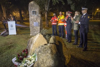 Agramunt descubrió ayer un monolito en memoria de los damnificados de la riada del 3 de noviembre de 2015.