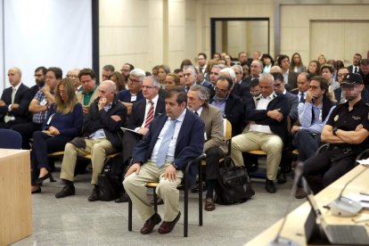 El banc amb els 37 acusats de la primera època del ‘cas Gürtel’, ahir a l’Audiència Nacional.