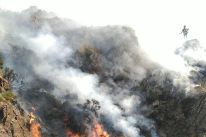 Els bombers arriben a la zona gràcies als helicòpters i treballen amb eines manuals.