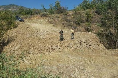 Imatge del nou camí creat després de taponar-se el curs d’un petit barranc.