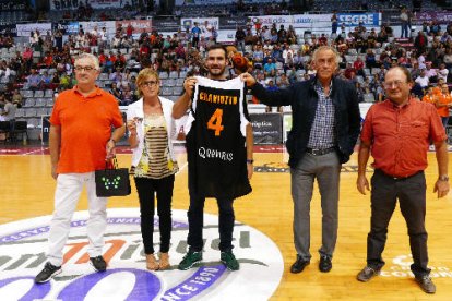 Saül Craviotto va rebre una samarreta de l’Actel Lleida i l’homenatge del públic del Barris Nord.