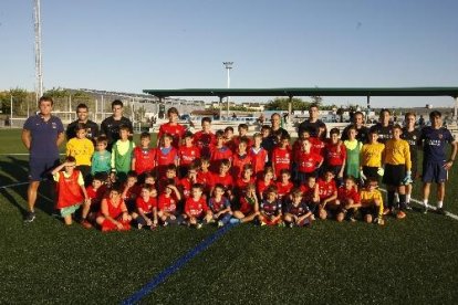 Els nens i els tècnics de la FCBEscola ahir als camps federatius de Torrefarrera.