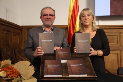 Joan Reñé y Montse Macià, ayer en el IEI con ejemplares de la obra.