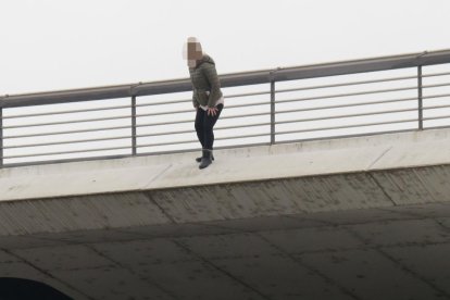 Ciutadans van evitar, amb la seua intervenció, que la jove es precipités.