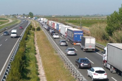 Cues a l'A-2 en sentit Lleida per l'accident d'un camió a Sidamon.