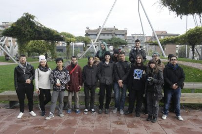 Participantes del encuentro, ayer, antes de iniciar la ruta en la plaza Blas Infante de Cappont.