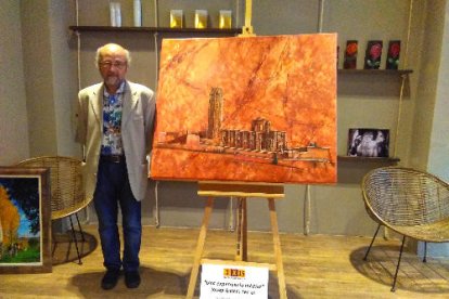 Josep Antoni Ferrer, amb la seua pintura a la sala ENE de Lleida.