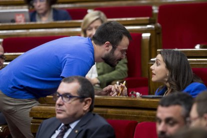 El cupaire Albert Botran conversa amb Inés Arrimadas durant el Debat de Política General.