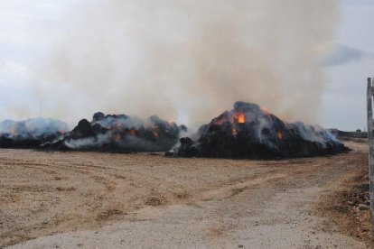 Imatge de la palla cremant, ahir, a Vallfogona de Balaguer.