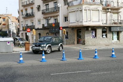 Cons per impedir el gir a l’esquerra des de Vila Antònia.