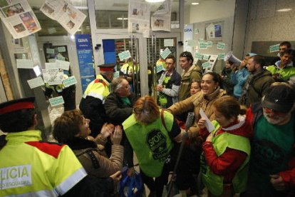 Imatge d’arxiu del desallotjament de l’oficina de rambla Ferran.