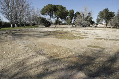 Fa tretze anys que les piscines de les Basses estan tancades.