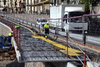 L’estructura del voladís que suportarà la plataforma per on discorrerà el nou carril de l’N-260.