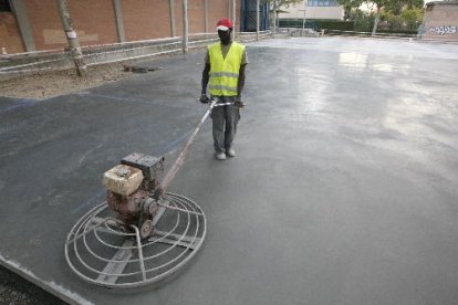 Una imatge de la pista exterior annexa a l’Onze de Setembre, que ja està totalment pavimentada.