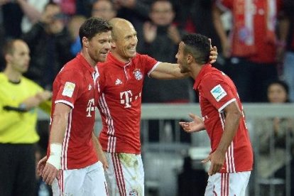 Xabi Alonso, Robben i Thiago celebren un dels gols del Bayern.