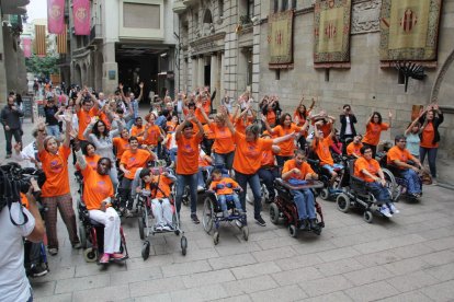 Usuaris i professionals d’Aremi, ahir, durant l’actuació a la plaça de la Paeria.