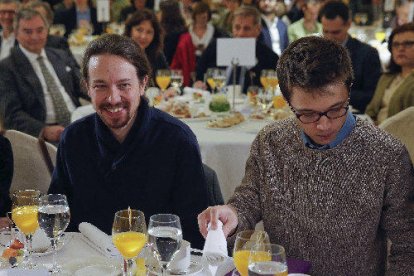 Pablo Iglesias i Íñigo Errejón, en un esmorzar informatiu a l’abril.