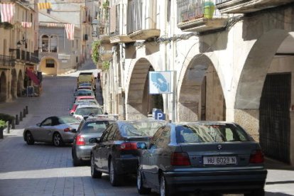 La zona blava de la plaça porticada del centre de les Borges.