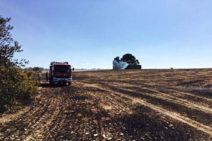 Un camió dels Bombers, ahir en un camp calcinat per l’incendi agrícola del Talladell.