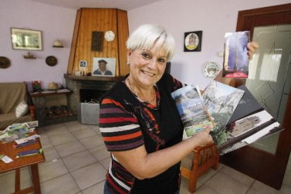 Irene Montardit, ahir, a casa amb algunes de les guies turístiques que té per als hostes.