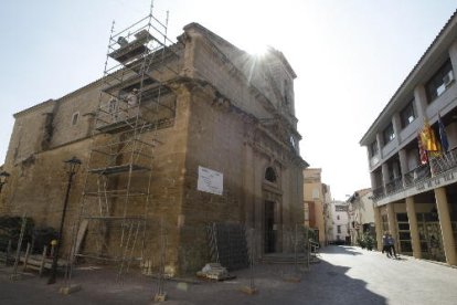 La bastida instal·lada per accedir a la teulada de l’església.