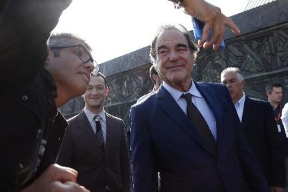 El director Oliver Stone, ahir amb admiradors al festival.