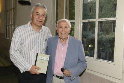 L’autor, Ignasi Aldomà, ahir amb Josep Vallverdú minuts abans de la presentació de l’obra.