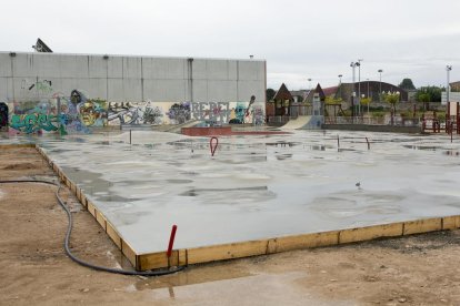 Les obres de les dos pistes de pàdel a la zona de la piscina.