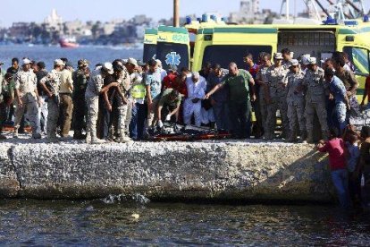 Militars col·laboren en el rescat del naufragi a Egipte.