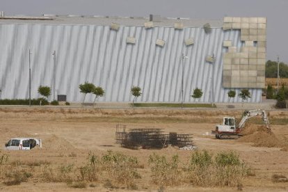 L’empresa ha començat els treballs de fonamentació per aixecar la nau, de 2.600 metres.