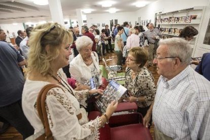 Un centenar de persones van anar ahir a l’estrena de la renovada ‘Nova Tàrrega’ i de l’exposició a la Biblioteca Comarcal de l’Urgell.